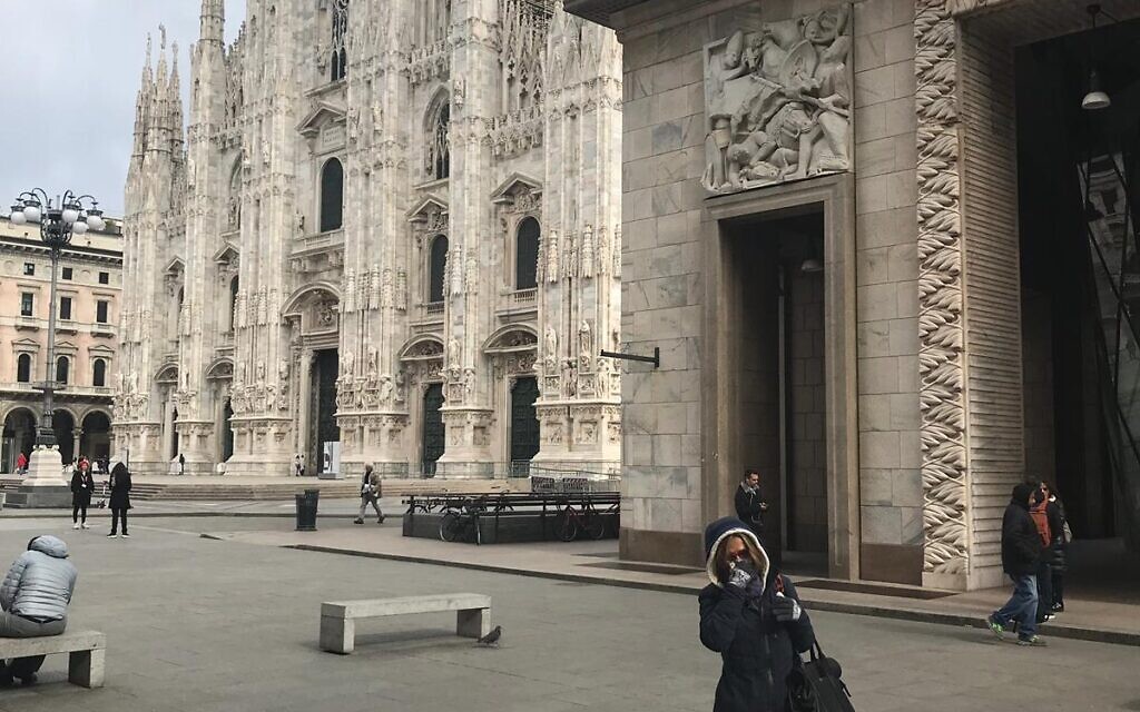 La place du Duomo de Milan désertée alors que l'épidémie de Coronavirus se propage en Italie. (Crédit : Marion Bernard) La place du Duomo de Milan désertée alors que l'épidémie de Coronavirus se propage en Italie. (Crédit : Marion Bernard)