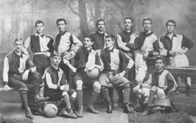 L'équipe des Karlsruher Kickers, co-fondée par le journaliste juif Walther Bensemann en 1889. (Crédit : domaine public)