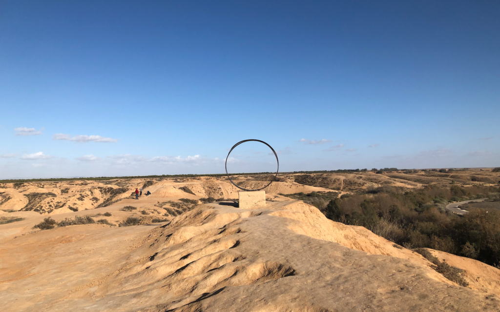 Le paranoma ouvrant sur les collines à proximité du Nahal Besor, dans le Negev (Crédit : Jessica Steinberg/Times of Israel)