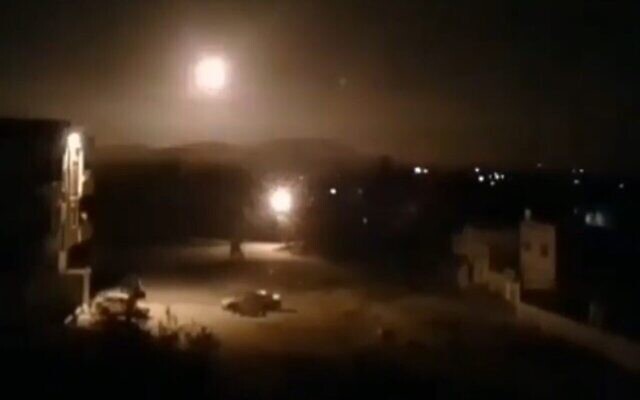 Des explosions sont observées dans le ciel de Damas alors que l'armée syrienne tire des missiles anti-aériens sur des cibles lors d'une attaque attribuée à Israël, le 6 février 2020. (SANA)