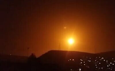 Des explosions dans le ciel de Damas entraînées par des armes antiaériennes syriennes au cours d'une attaque attribuée à Israël, le 6 février 2020 (Crédit :SANA) Des explosions dans le ciel de Damas entraînées par des armes antiaériennes syriennes au cours d'une attaque attribuée à Israël, le 6 février 2020 (Crédit :SANA)
