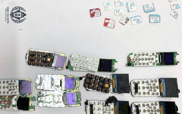 Des téléphones cellulaires et des cartes SIM retrouvés dans l'abdomen d'un prisonnier. (Crédit : Service israélien des prisons) Des téléphones cellulaires et des cartes SIM retrouvés dans l'abdomen d'un prisonnier. (Crédit : Service israélien des prisons)