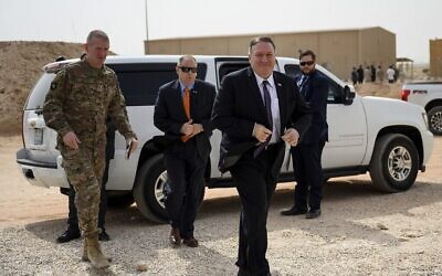 Le secrétaire d'État américain Mike Pompeo arrive pour déjeuner avec des membres de l'armée américaine à la base aérienne du Prince Sultan à Al-Kharj, dans le centre de l'Arabie Saoudite, le 20 février 2020. (Crédit : Andrew Caballero-Reynolds/Pool/AFP) Le secrétaire d'État américain Mike Pompeo arrive pour déjeuner avec des membres de l'armée américaine à la base aérienne du Prince Sultan à Al-Kharj, dans le centre de l'Arabie Saoudite, le 20 février 2020. (Crédit : Andrew Caballero-Reynolds/Pool/AFP)