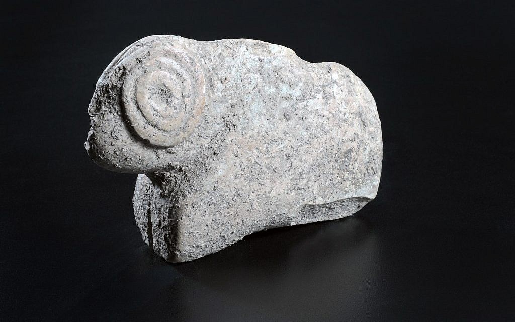 Figurine représentant un bélier trouvée au temple de Motza, aux abords de Jérusalem (Crédit: Yael Yolovitch/Israel Antiquities Authority)