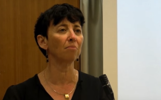La professeure Vered Noam de l'université de Tel-Aviv, lauréate du prix Israël 2020 pour l'étude du Talmud, première femme à recevoir ce prix prestigieux (Capture d'écran YouTube)