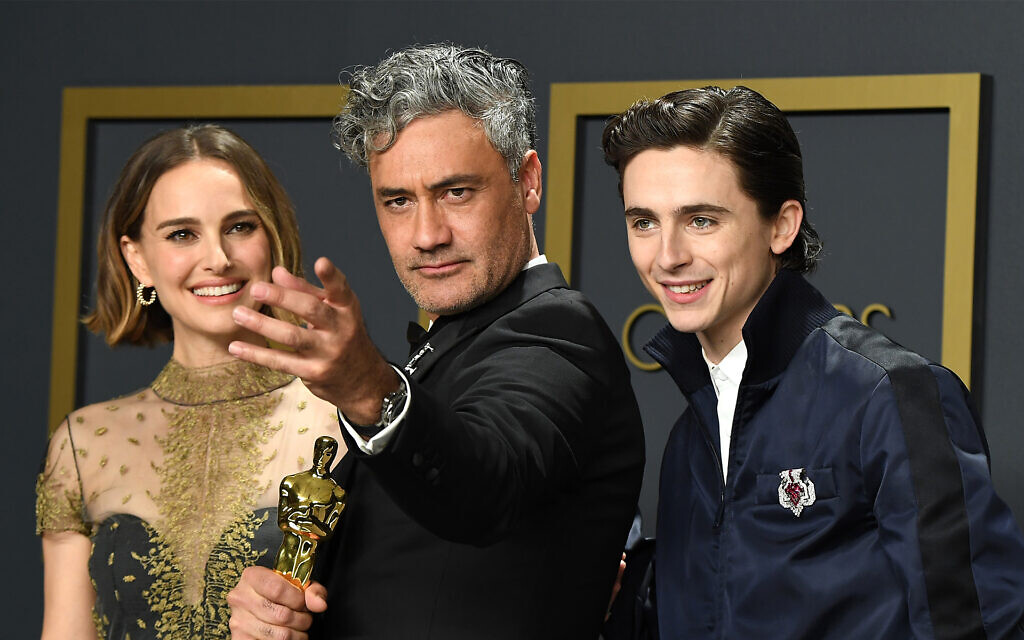 Les stars juives Natalie Portman, Taika Waititi, et Timothée Chalamet aux Oscars, le 9 février 2020. (Crédit : Steve Granitz/WireImage via JTA)