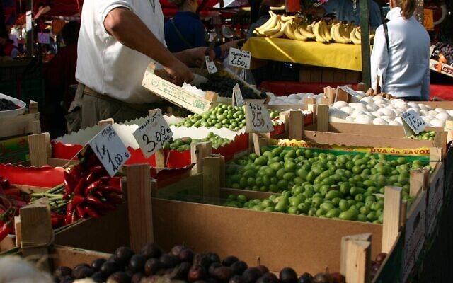 Photo d'illustration : Des fruits en vente sur le plus grand marché en plein air d'Europe, au Porta Palazzo de Turin, en Italie, au mois d'octobre 2006 (Crédit : AP Photo/J.M. Hirsch)