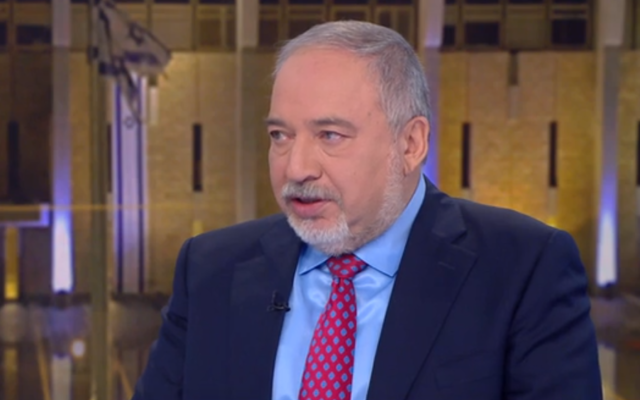 Le président d'Yisrael Beytenu, Avigdor Liberman, intervient au journal télévisé de la Douzième chaîne, le 22 février 2020. (Capture d'écran de la Douzième chaîne) Le président d'Yisrael Beytenu, Avigdor Liberman, intervient au journal télévisé de la Douzième chaîne, le 22 février 2020. (Capture d'écran de la Douzième chaîne)