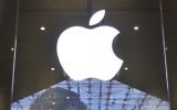 Logo d'Apple dans un Apple store à Paris (Crédit : Serge Attal/Flash90)