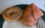 Bagel au saumon fumé. illustration. (Crédit : CC BY-SA stu_spivack/Flickr)
