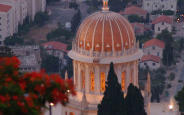 Le sanctuaire dans le jardins de Bahai à Haifa. (Crédit : Yossi Zamir / Flash90)