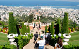 Terrasses des jardins bahaïs, surplombant Haïfa et la côte méditerranéenne. (Crédit : Oren Fixler/Flash90)