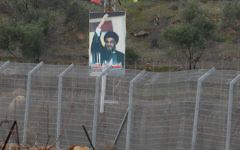 Une affiche du Hezbollah, à la frontière Sud du liban (Crédit : Hamad Almakt/Flash 90)