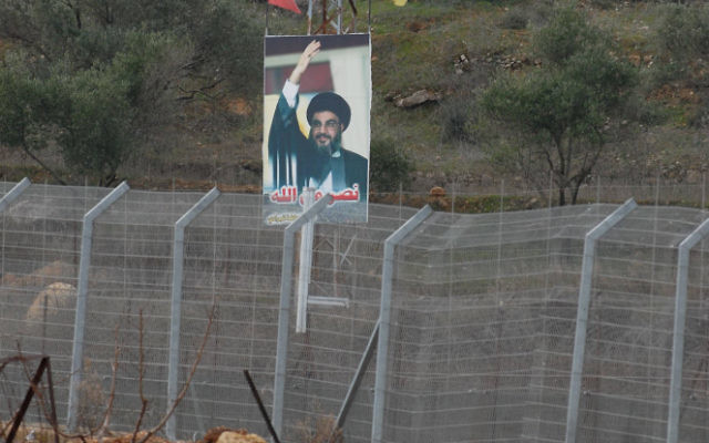 Une affiche du Hezbollah, à la frontière Sud du liban (Crédit : Hamad Almakt/Flash 90)