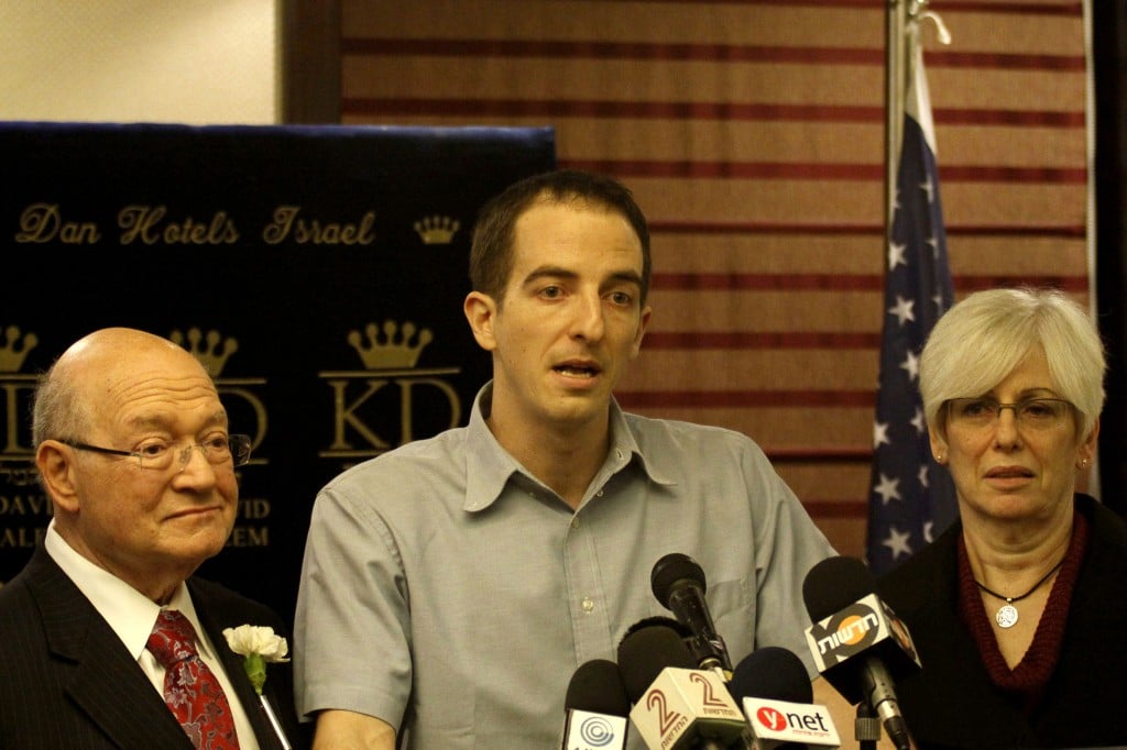 Grapel with his mother and NY congressman Gary Ackerman (photo credit: Flash90)