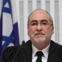L'ancien président à la Cour suprême Asher Grunis (Crédit : Alex Kolomoisky/Flash90)