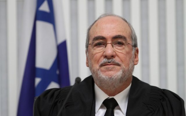 L'ancien président à la Cour suprême Asher Grunis (Crédit : Alex Kolomoisky/Flash90)