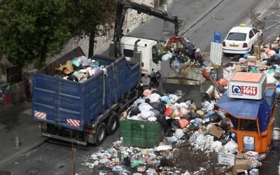 Nettoyage d'une benne à ordures après 5 jours de grève, en 2012. (photo credit Kobi Gideon/Flash90)