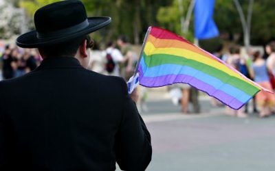 Illustration : une femme vêtue comme un juif ultra-orthodoxe à la Gay Pride de Jérusalem, en 2008. (Crédit: Olivier Fitoussi /FLASH90)