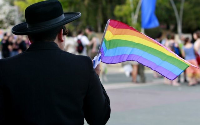 Illustration : une femme vêtue comme un juif ultra-orthodoxe à la Gay Pride de Jérusalem, en 2008. (Crédit: Olivier Fitoussi /FLASH90)