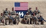 Un bataillon de snipers de la Marine posant avec des drapeaux américains et nazis, septembre 2010. (AP Photo/ knightarmco.com)