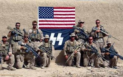 Un bataillon de snipers de la Marine posant avec des drapeaux américains et nazis, septembre 2010. (AP Photo/ knightarmco.com)