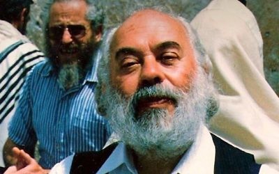 Le rabbin Shlomo Carlebach durant une visite au mur Occidental, à Jérusalem, au début des années 90. (Crédit : Shlomo Carlebach Legacy Trust)