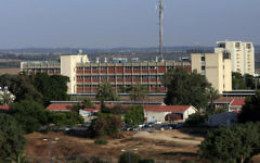 Le centre hospitalier Barzilaï, à Ashkelon. (Crédit : Tsafrir Abayovr/Flash90)