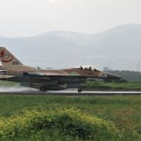 Un F-16 israélien du 117 ᵉ escadron décollant de la base aérienne de Ramat David. (Crédit : Ofer Zidon/Flash90)
