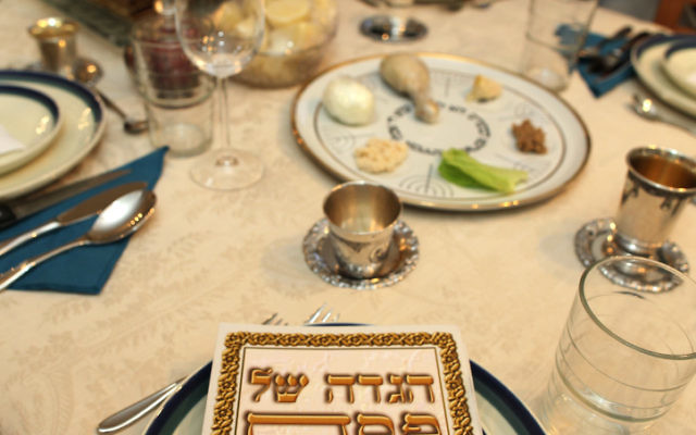 Une table traditionnelle de Seder de Pessah. (Crédit : Flash90)