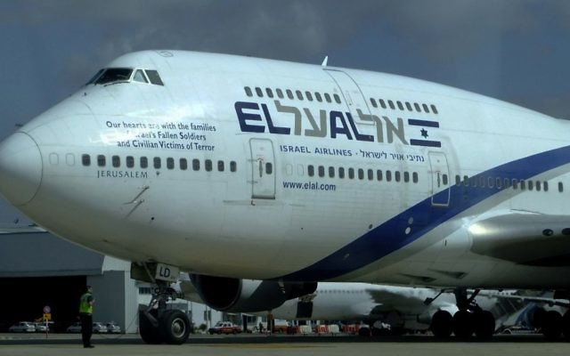 Un Boeing 747 d'El Al. Illustration. (Crédit : Yossi Zeliger/Flash90) El Al Boeing 747-400 at Ben-Gurion International Airport (photo credit: Tsahi Ben-Ami/Flash90) Un Boeing 747 d'El Al. Illustration. (Crédit : Yossi Zeliger/Flash90) El Al Boeing 747-400 at Ben-Gurion International Airport (photo credit: Tsahi Ben-Ami/Flash90)