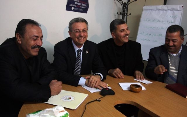 Mustafa Barghouti, (deuxième en partant de la gauche), (Crédit : Issam Rimawi/Flash90) Mustafa Barghouti, (deuxième en partant de la gauche), (Crédit : Issam Rimawi/Flash90)