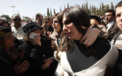 Eva Sandler arrive aux funérailles de sa famille à Jerusalem, en mars 2012 (Crédit : Miriam Alster/FLASH90)