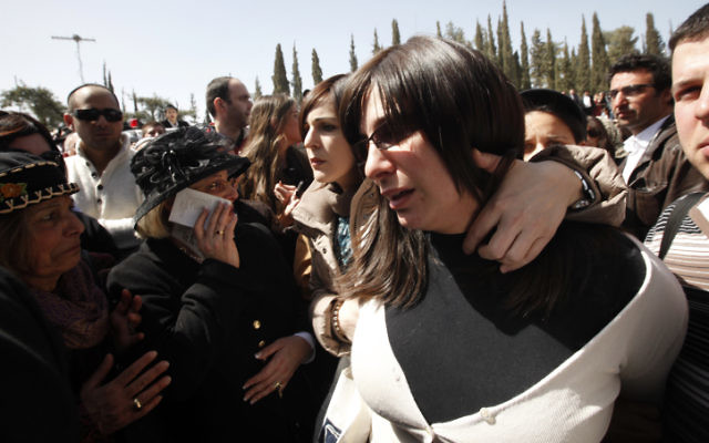 Eva Sandler arrive aux funérailles de sa famille à Jerusalem, en mars 2012 (Crédit : Miriam Alster/FLASH90) Eva Sandler arrive aux funérailles de sa famille à Jerusalem, en mars 2012 (Crédit : Miriam Alster/FLASH90)
