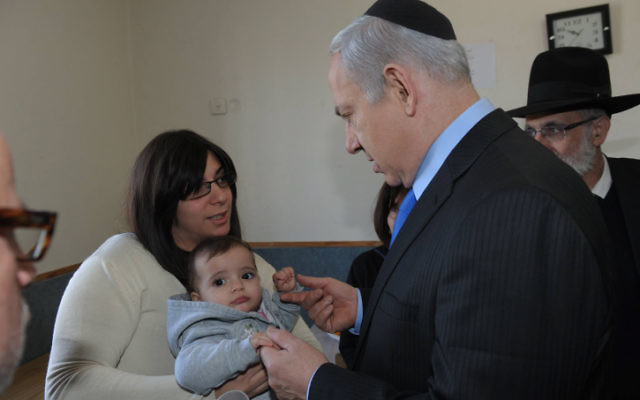 Le Premier ministre Benjamin Netanyahu avec Eva Sandler, l'épouse du rabbin Jonathan Sandler et la mère d'Arieh et Gabriel, victimes de Mohammed Merah, le 22 mars 2012. (Crédit : Amos Ben Gershom/GPO/Flash90) Le Premier ministre Benjamin Netanyahu avec Eva Sandler, l'épouse du rabbin Jonathan Sandler et la mère d'Arieh et Gabriel, victimes de Mohammed Merah, le 22 mars 2012. (Crédit : Amos Ben Gershom/GPO/Flash90)