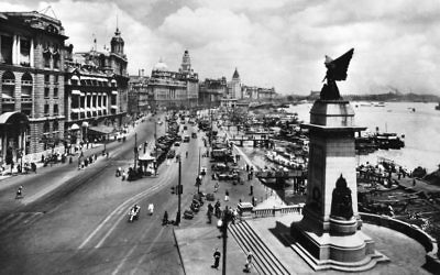 Shanghai Bund, un chenal principal, en 1928. Shanghai a été un refuge pour les dizaines de milliers de réfugiés juifs pendant la Seconde Guerre mondiale. (Crédit : Wikimedia Commons)