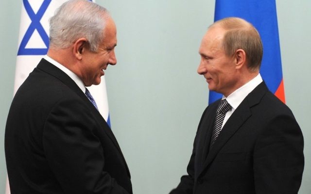 Vladimir Poutine (à droite) accueille Benjamin Netanyahu à Moscou en mars 2012 (Crédit photo: Avi Ohayon / GPO / Flash90)