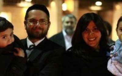 Jonathan Sandler, avec ses deux fils assassinés à Toulouse en mars 2012, et son épouse, qui n'a pas été blessée physiquement dans l'attaque. (Crédit : Facebook)