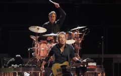 Bruce Springsteen avec son batteur juif, Max Weinberg en concert. (Crédit: CC-BY-SA, Craig ONeal, Wikipedia)