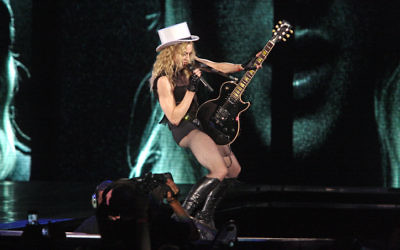 La chanteuse américaine Madonna se produit lors de sa tournée Sticky and Sweet à Tel Aviv en 2009. (Crédit : Amir Meiri / Flash90)
