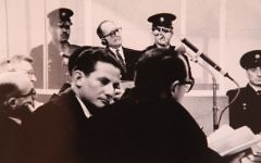 Gideon Hausner, le procureur israélien du procès d'Adolf Eichmann (gauche) et Gabriel Bach, à Jérusalem, en 1961. (Crédit : GPO/Flash90)