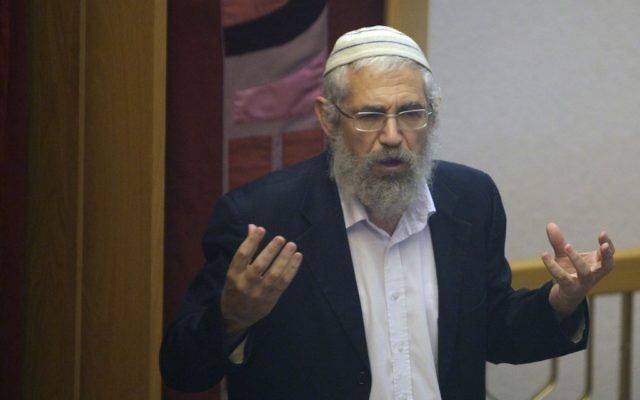 Le rabbin Mordechai (Motti) Elon dans une synagogue de Jérusalem, au mois d'août 2010 (Crédit : Kobi Gideon/Flash90)