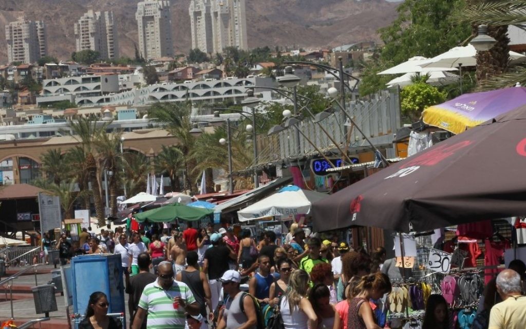 Touristes à Eilat. (Crédit : Nati Shohat/Flash90)
