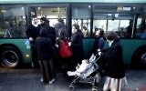 Photo illustrative de femmes ultra-orthodoxes entrant dans un bus par la porte arrière à Mea Shearim, Jérusalem, en 2011. (Uri Lenz/Flash90/File)