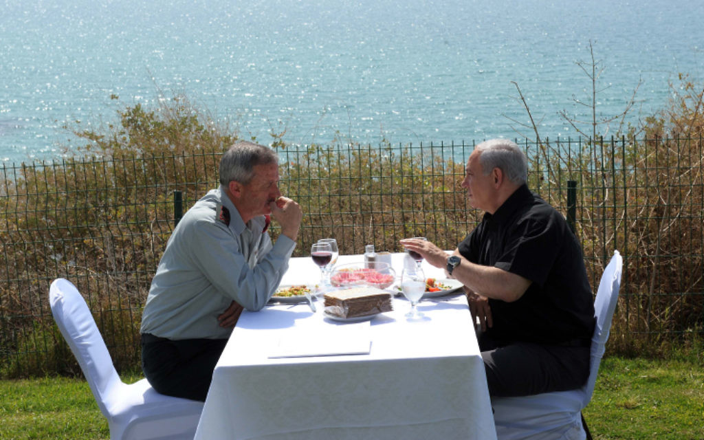 Le chef d'état-major de Tsahal Benny Gantz (à gauche) lors d'une réunion avec le Premier ministre Benjamin Netanyahu en 2015. (Avi Ohayon/GPO/Flash 90) Le chef d'état-major de Tsahal Benny Gantz (à gauche) lors d'une réunion avec le Premier ministre Benjamin Netanyahu en 2015. (Avi Ohayon/GPO/Flash 90)