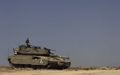 Un soldat israélien au sommet d'un tank. Illustration. (Crédit : Tsafrir Abayov/Flash90)