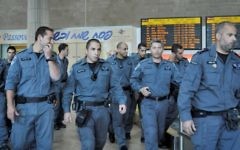 La police israélienne attend des militants étrangers dans le terminal des arrivées de l'aéroport international Ben Gurion, le 15 avril 2012. (Crédit : Yossi Zeliger / Flash90)