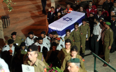 Enterrement de la jeune Hila Bezaleli, tuée dans l'accident lors de la répétition de la cérémonie de Yom Haatsmaout, le 18 avril 2012. (Crédit : Yossi Zamir/Flash 90)