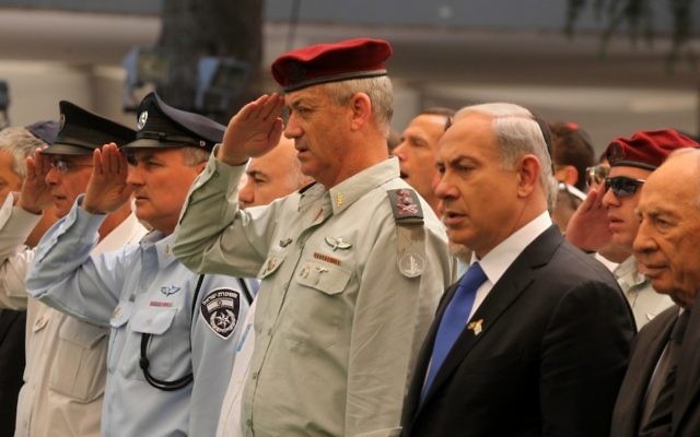 Benny Gantz, alors chef d'état-major Gen. Benny Gantz, aux côtés de Benjamin Netanyahu lors d'une cérémonie du Jour du souvenir, le 25 avril 2012. (Crédit : Marc Israel Sellem/Flash90)