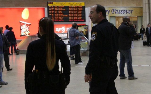 Des policiers à l'aéroport international Ben Gurion près de Tel Aviv (Crédit : Roni Schutzer/Flash90) Des policiers à l'aéroport international Ben Gurion près de Tel Aviv (Crédit : Roni Schutzer/Flash90)